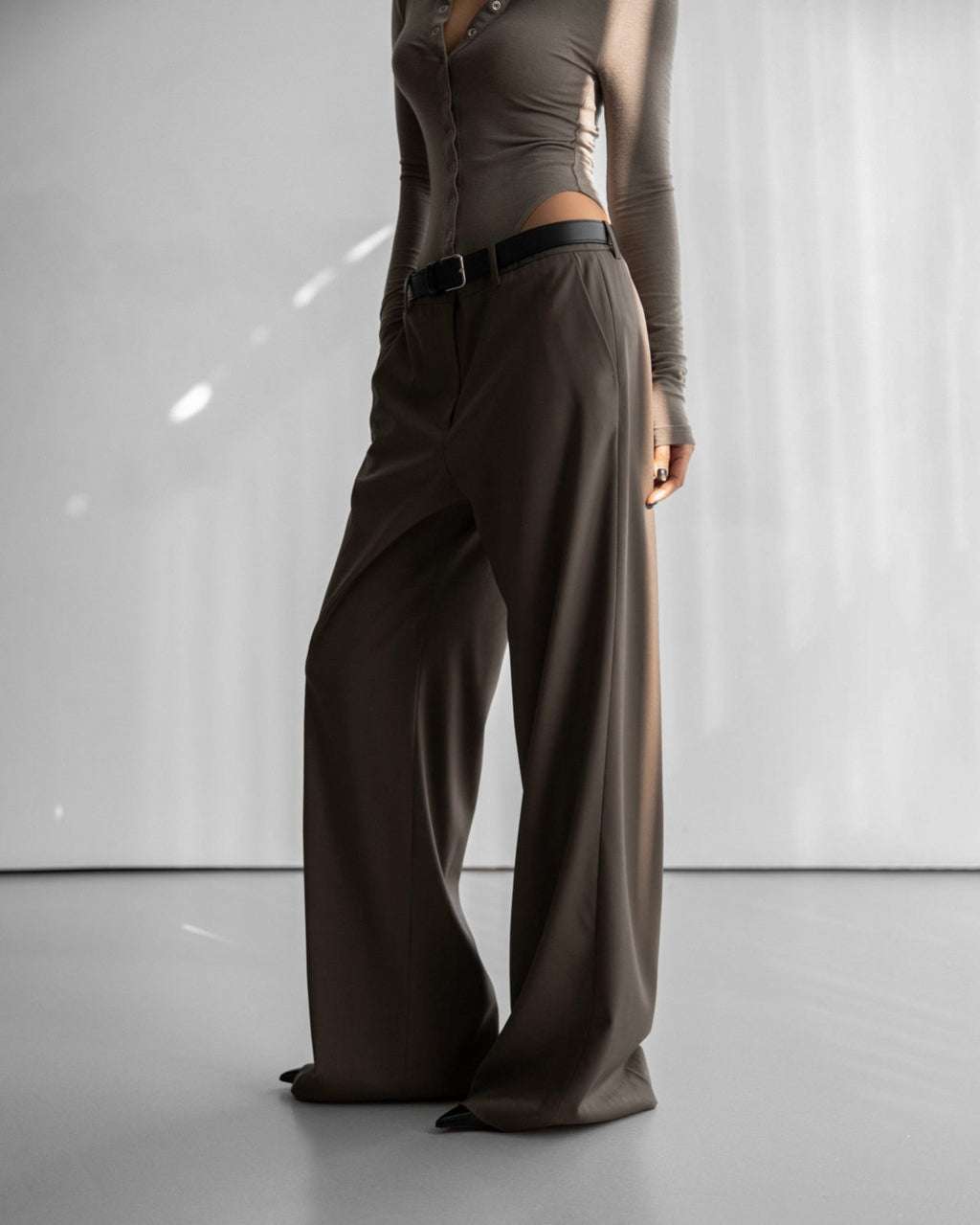 LOW-RISE WIDE TROUSERS
