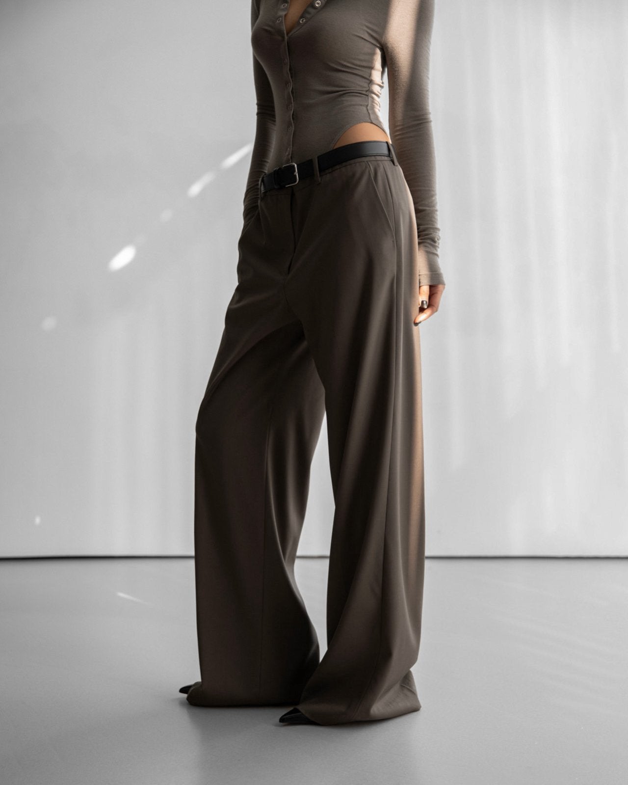 LOW-RISE WIDE TROUSERS