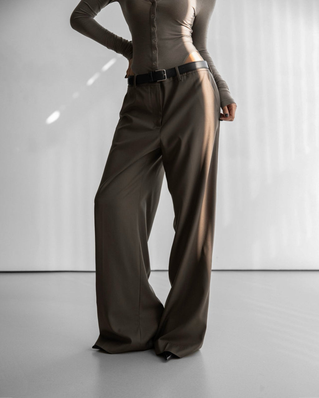 LOW-RISE WIDE TROUSERS