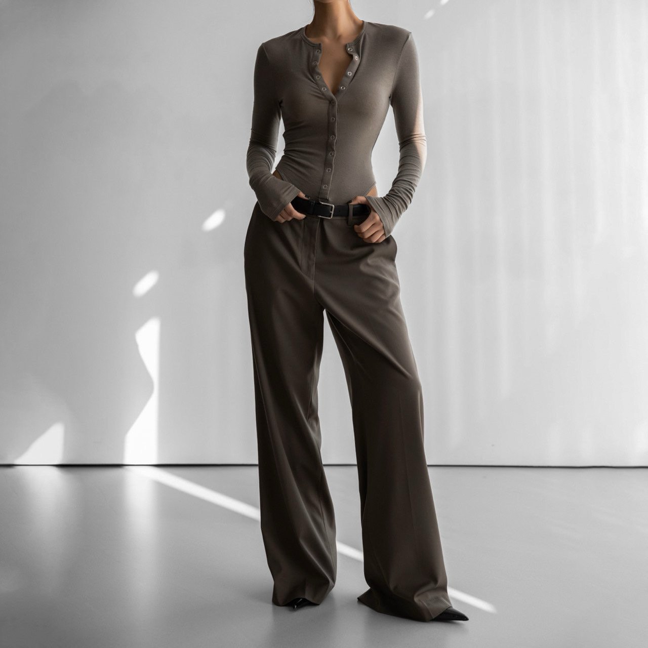 LOW-RISE WIDE TROUSERS