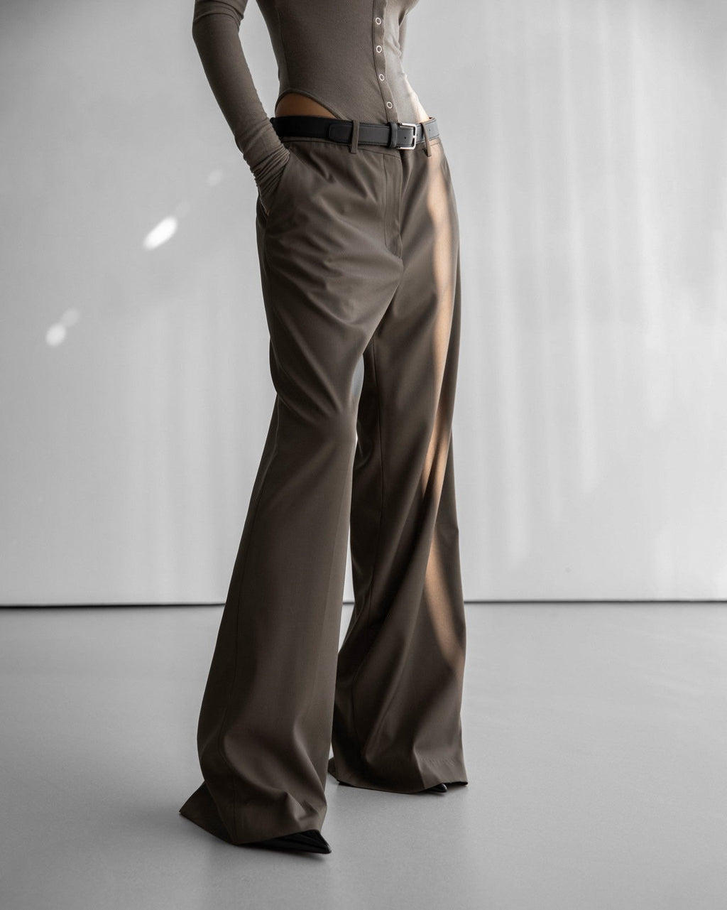 LOW-RISE WIDE TROUSERS