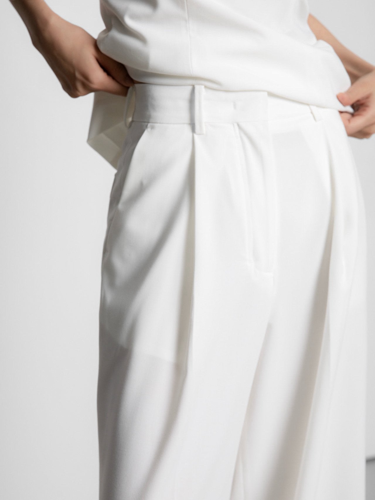 RELAXED WIDE-LEG TROUSERS