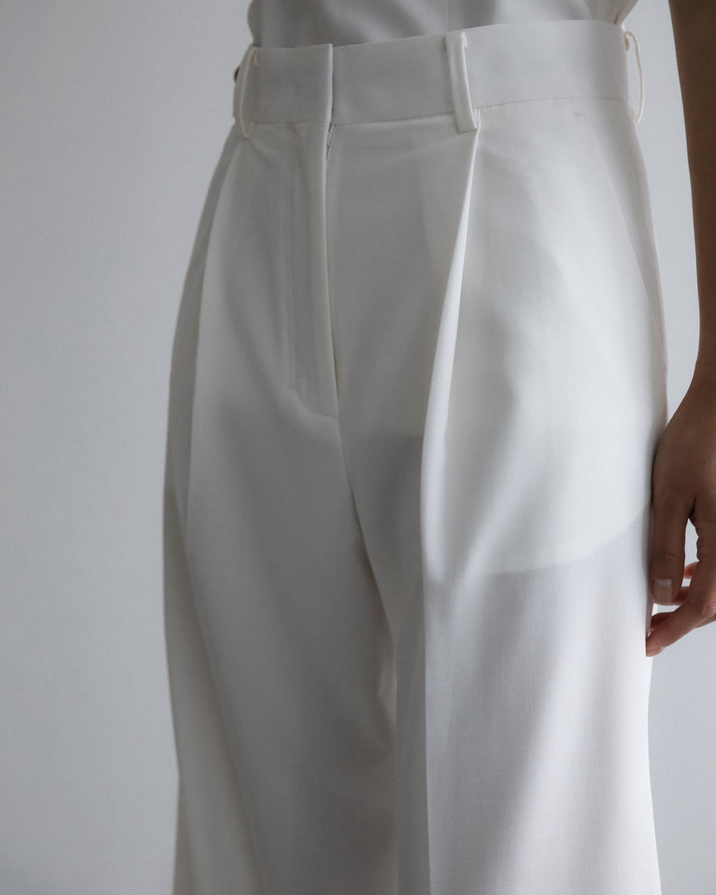 RELAXED WIDE-LEG TROUSERS